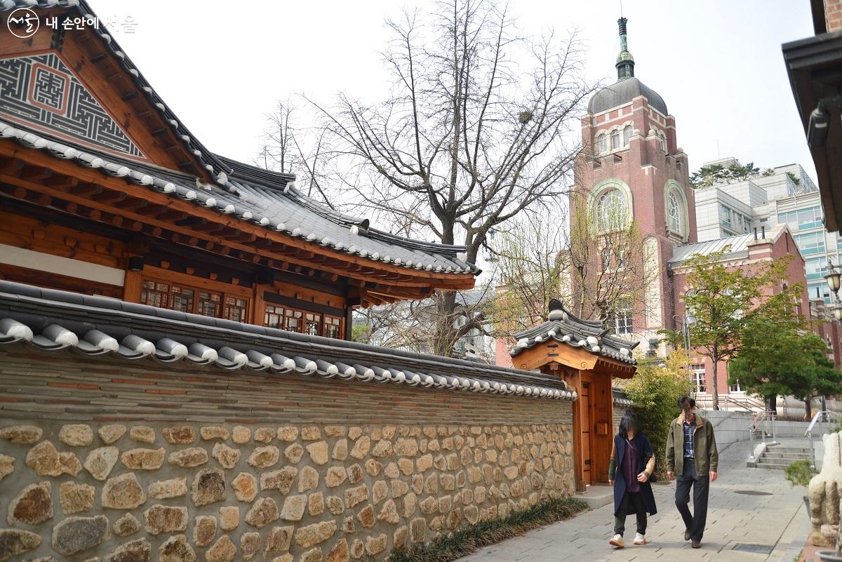 민병옥 가옥. 천도교중앙대교당 남쪽에 자리한 1930년대에 지은 것으로 보이는 '민속문화재 15호'로 지정된 개량 한옥이다. ©이봉덕