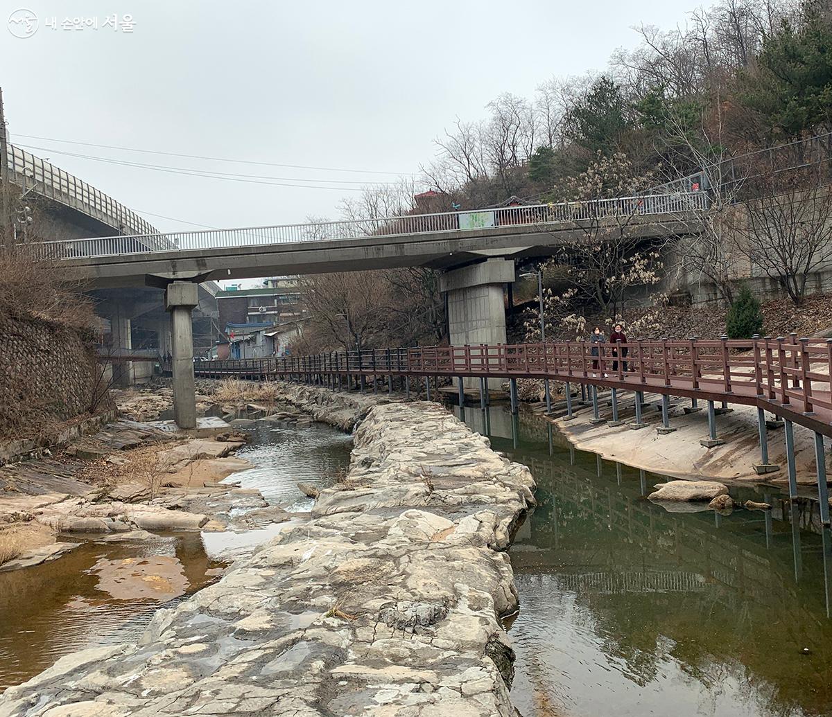 종로구, 서대문구, 마포구 일대에 걸쳐 흐르는 홍제천 Ⓒ김수정