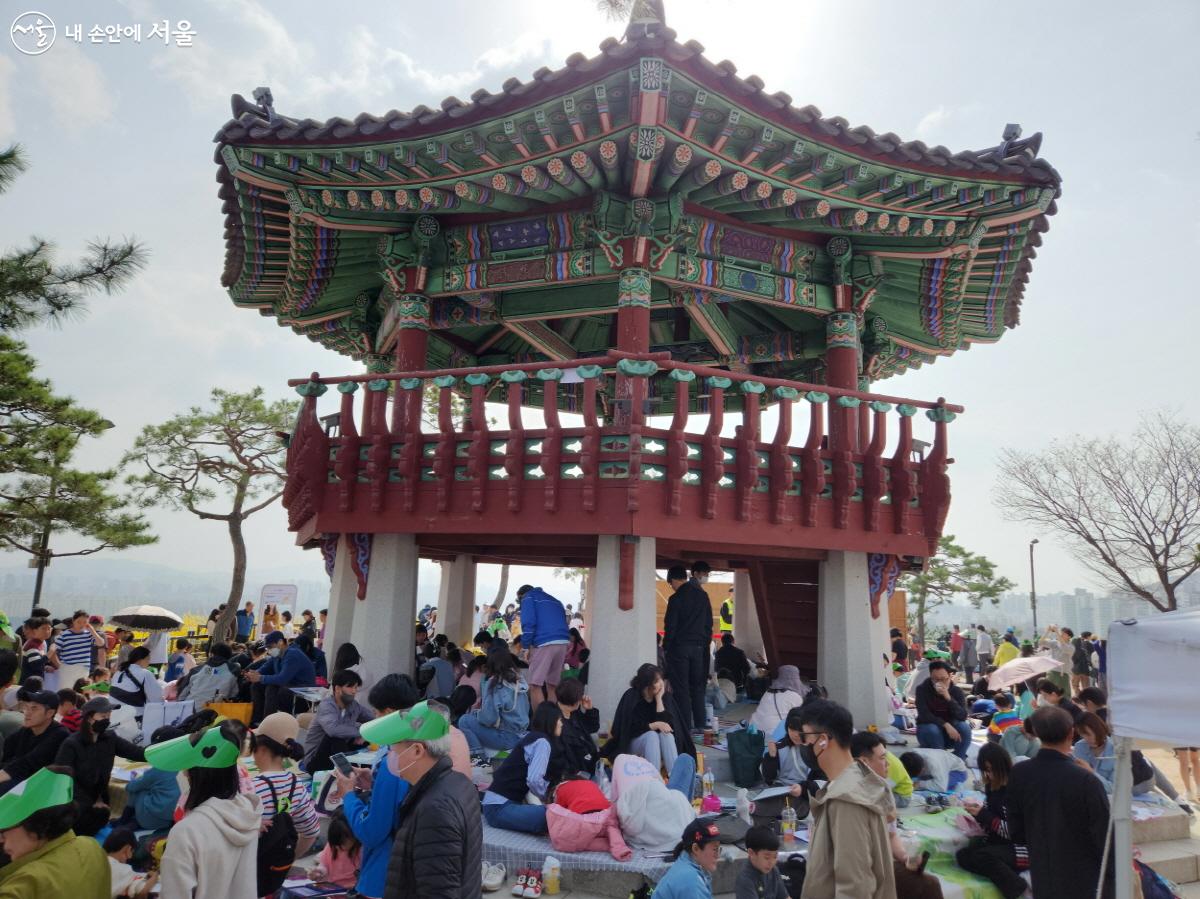 응봉산 팔각정 주변은 백일장 참여 주민들과 개나리 축제 방문객들로 인산인해를 이루었다. ©조시승