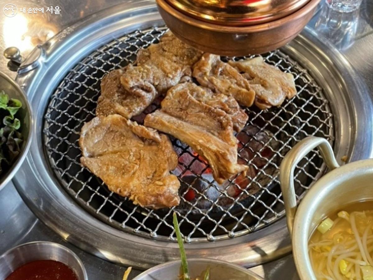 돼지갈비와 주물럭 맛집에서 식사하며 ‘주물럭’의 재미난 유래를 들었다. ⓒ김종성 