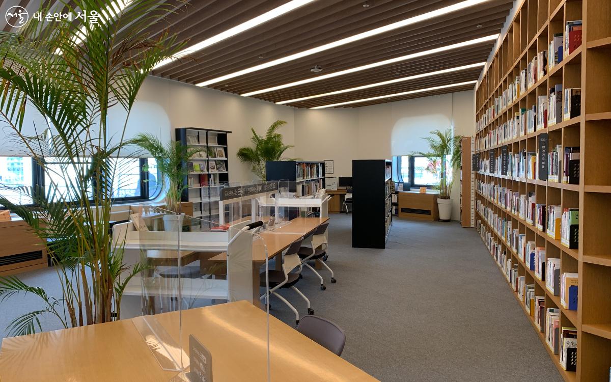 식물문화센터 2층 식물전문도서관. 편안한 분위기에서 진귀한 식물 전문 서적을 접할 수 있다. ⓒ박혜진