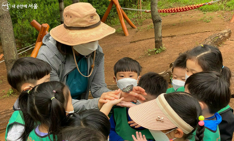 유아숲지도사 프로그램은 공원여가센터에 문의하거나 '서울시 공공서비스예약'에서 신청 후 이용하면 된다. 