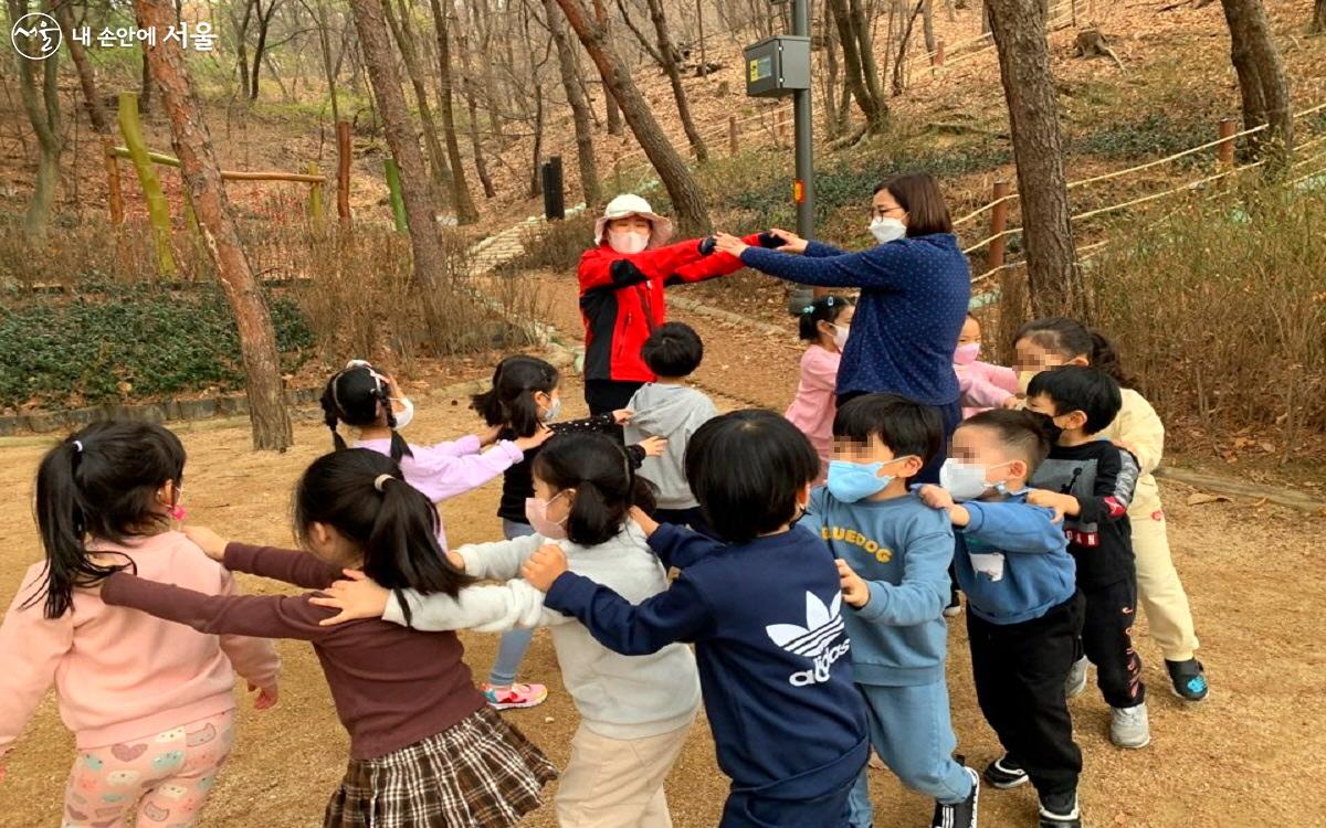 숲은 아토피 치유, 면역력 향상, 유아 우울감 감소에 효과가 있다. ©엄윤주