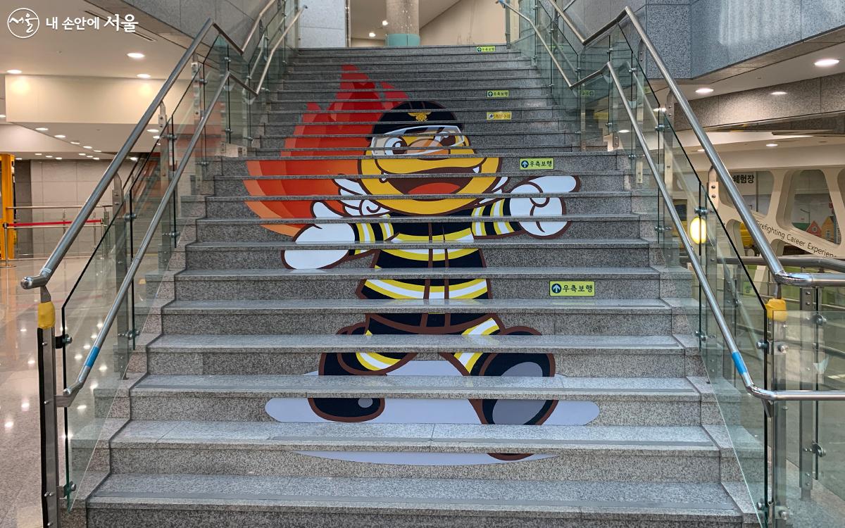 화재와 재앙을 물리치는 상징이기도 한 서울시 캐릭터 ‘해치’가 그려진 계단 ⓒ박혜진