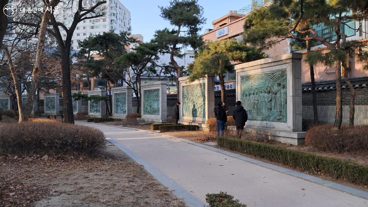 전국에서 일어난 만세운동의 기록이 담긴 부조 작품 ⓒ이선미 