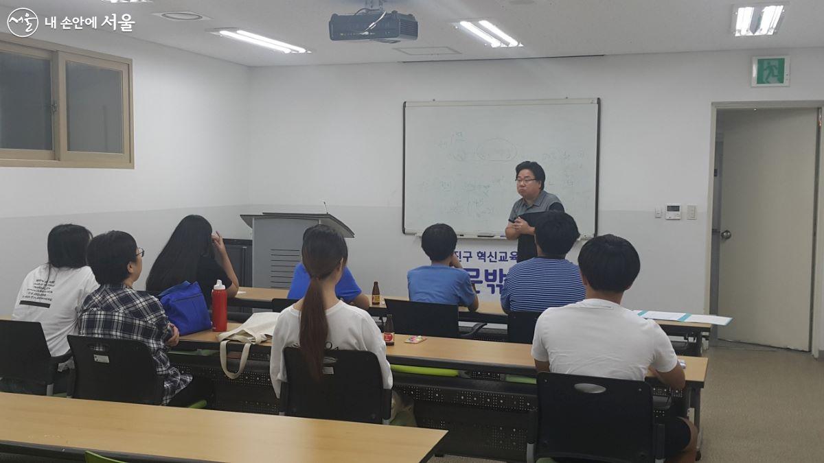 조웅 대표가 학교 밖 청소년을 대상으로 수업하고 있다. ©조웅