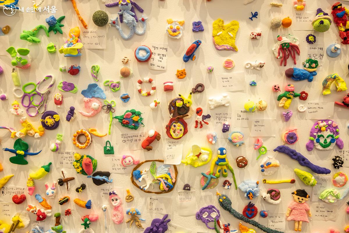 지난 3월 12일까지 어린이 갤러리에서 진행된 '서도호와 아이들 : 아트랜드'. 벽면이 아이들의 개성이 넘치는 점토로 장식되어 있다. ⓒ임중빈