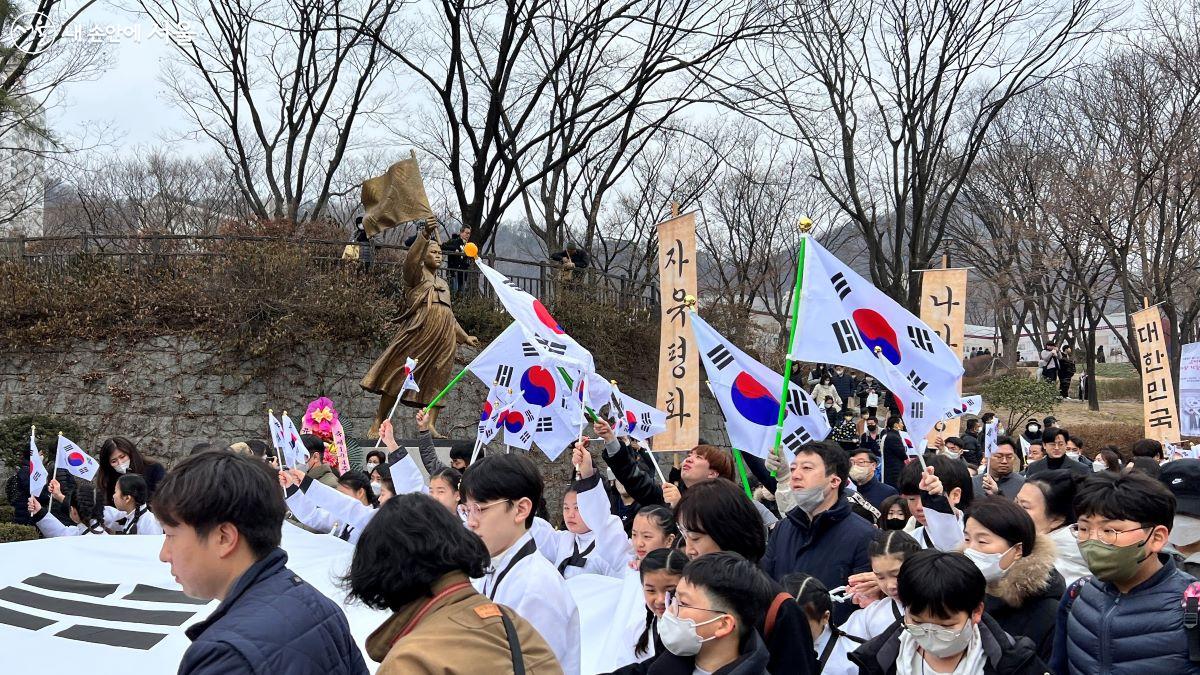 대한 독립 만세 행렬이 유관순 열사의 동상을 지난다. ⓒ이준엽