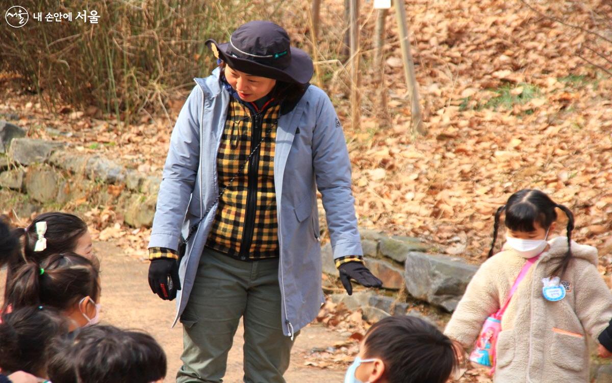 유아숲지도사와 함께 숲을 즐기는 아이들 ©엄윤주