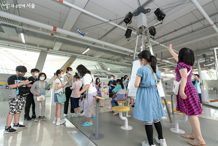 내친구서울 어린이기자들이 서울에너지드림센터를 쥐재하고 있다.