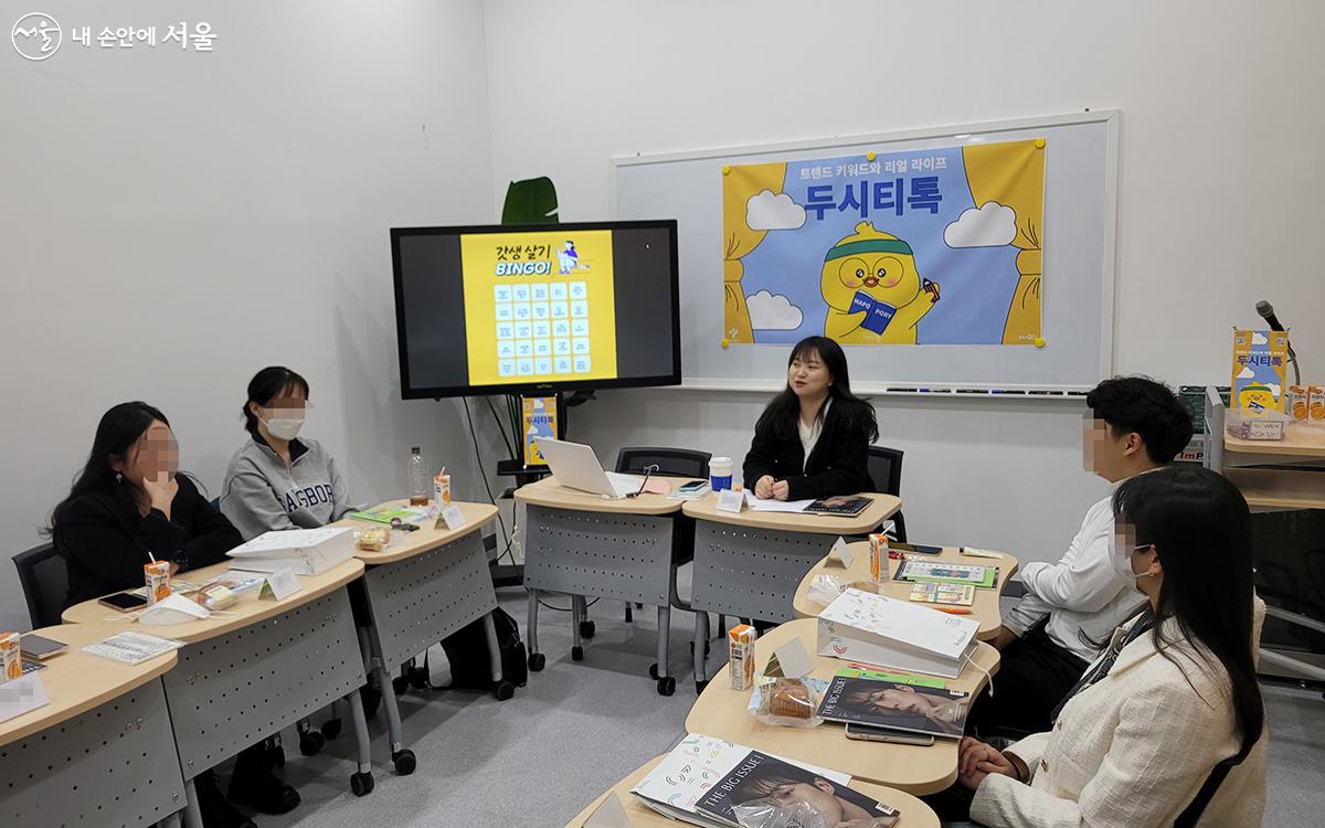 두시티톡 모임에서 청년들이 둘러 앉아 여러 의견을 주고받고 있다. ⓒ정유리