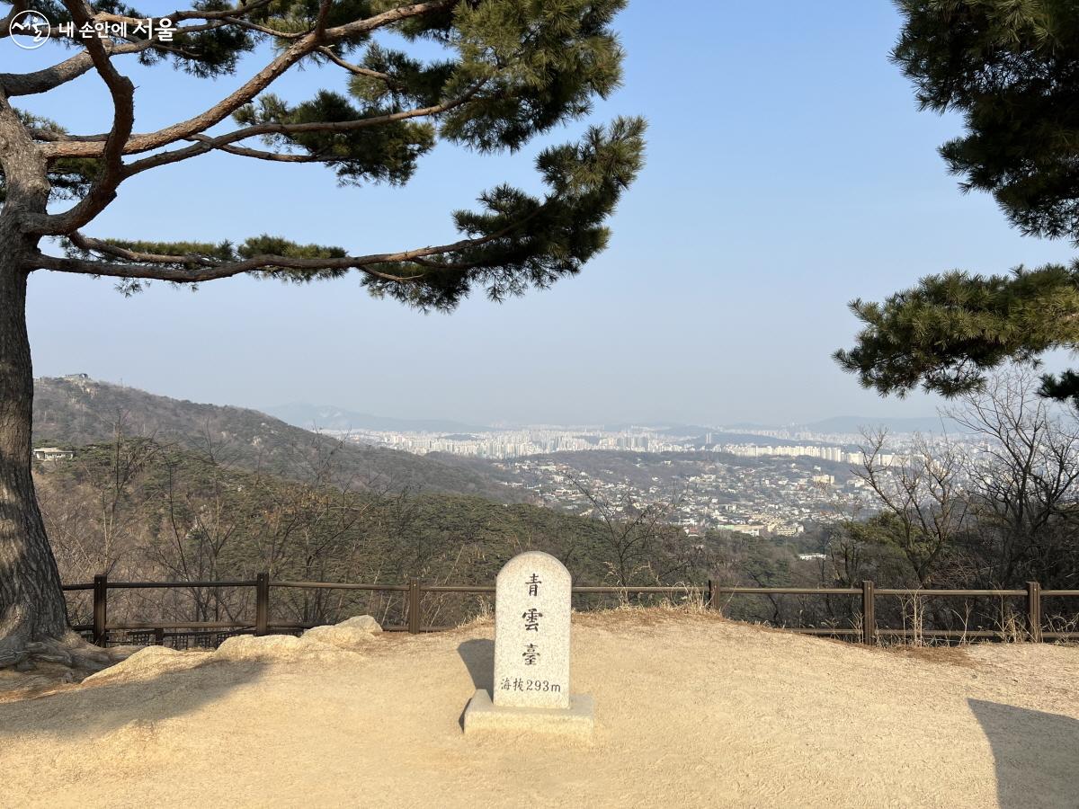 청운대는 백악구간에서 꼭 사진을 남겨야 하는 장소로, 도심을 가장 가깝게 볼 수 있다. ⓒ박지영