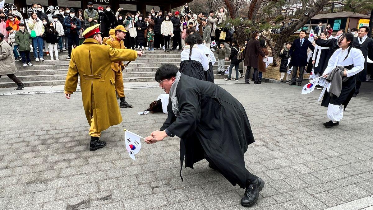 배우들의 혼신을 담은 연기가 시민들을 순식간에 104년 전 격정의 그날로 안내했다. ⓒ이준엽