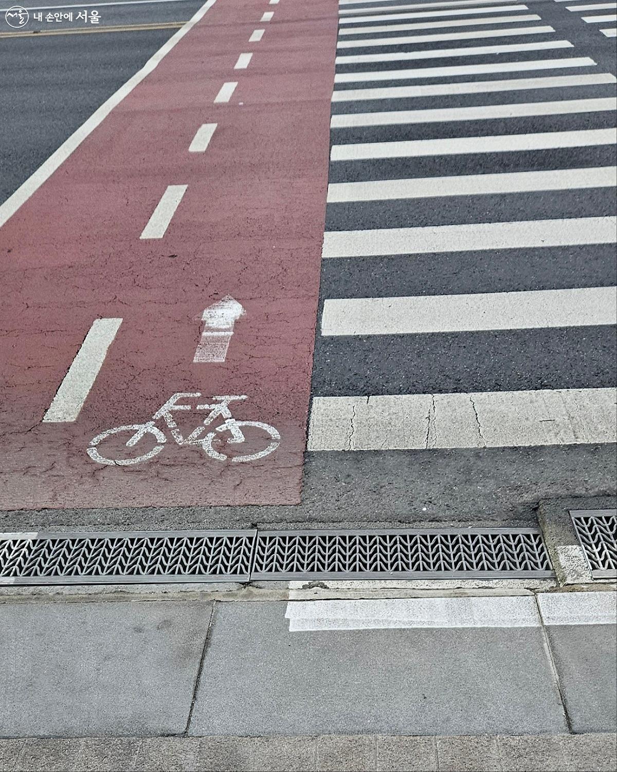 횡단보도에서도 확인할 수 있는 자전거 도로 ⓒ오재은