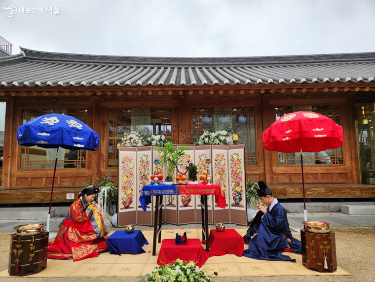 한방진흥센터, 성북 예향재, 남산골 한옥마을에서는 전통혼례를 올릴 수 있다.
