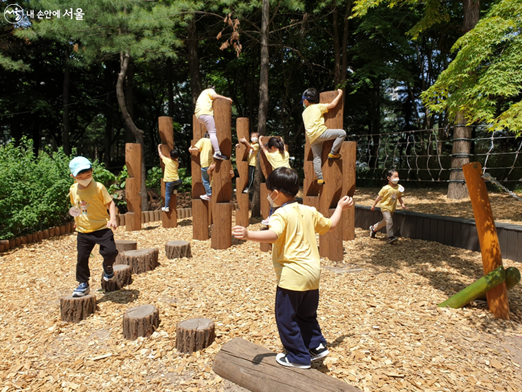 서울시는 유아가 이용할 수 있는 ‘유아숲체험원’ 77개소를 운영한다.
