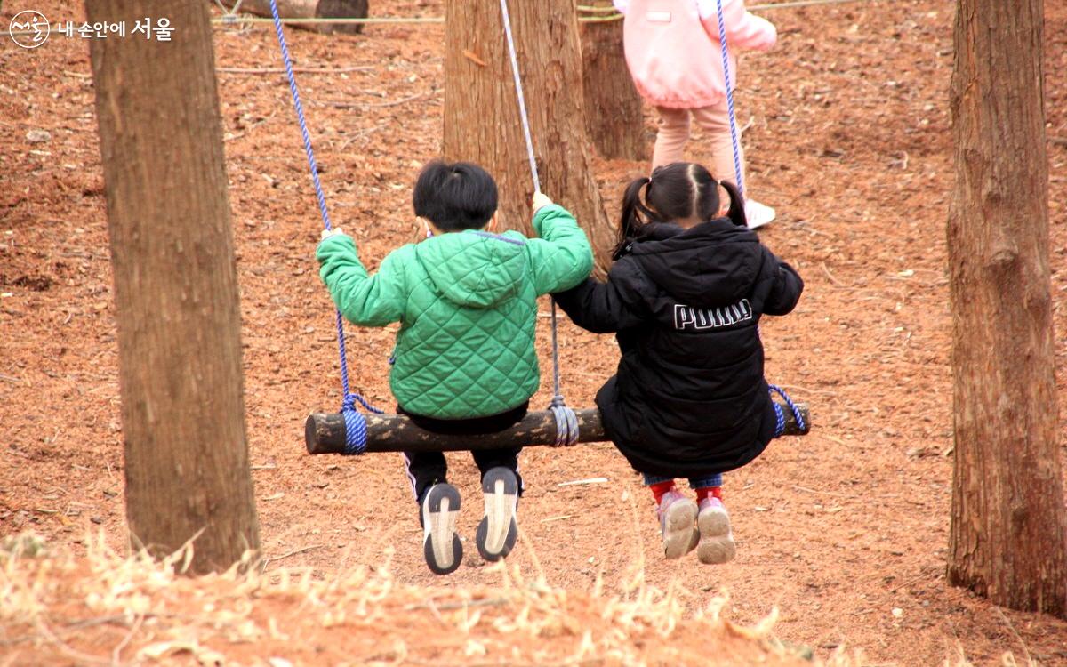 유아숲체험원엔 바위, 나무, 흙 등 자연물을 활용한 놀이기구를 조성해 놓았다. ©엄윤주