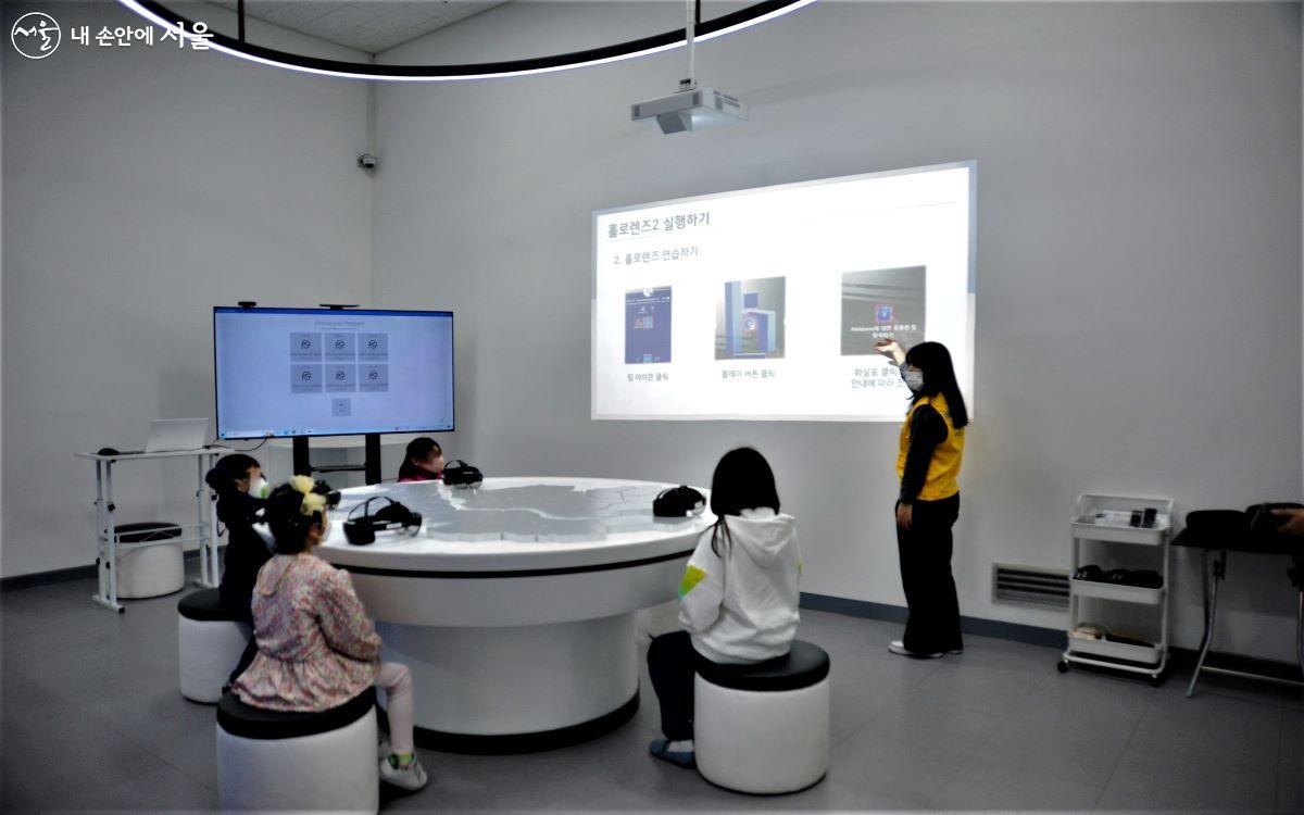 메타버스 공간에서 ‘나만의 서울’을 만들어 볼 수 있는 ‘MR 홀로렌즈 체험존’ ⓒ조수봉
