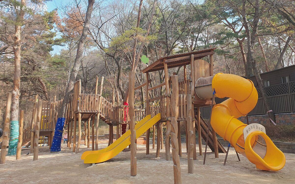 아이들이 모험심을 키우고 자유롭게 뛰어놀 수 있도록 조성한 아차산 숲속 놀이터 ⓒ김은경