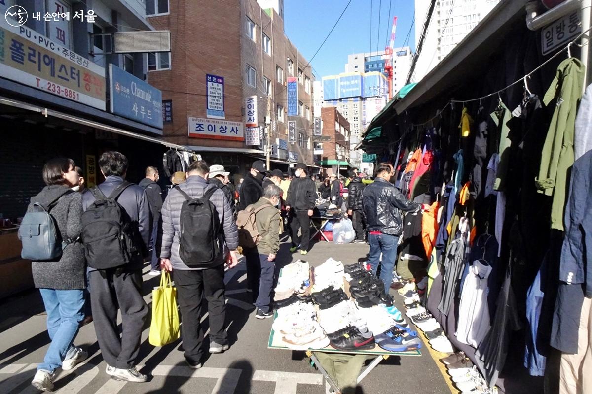 동묘시장과 서울풍물시장을 잇는 750m 골목장터에 온갖 상품들이 널려 있다. ⓒ김종성