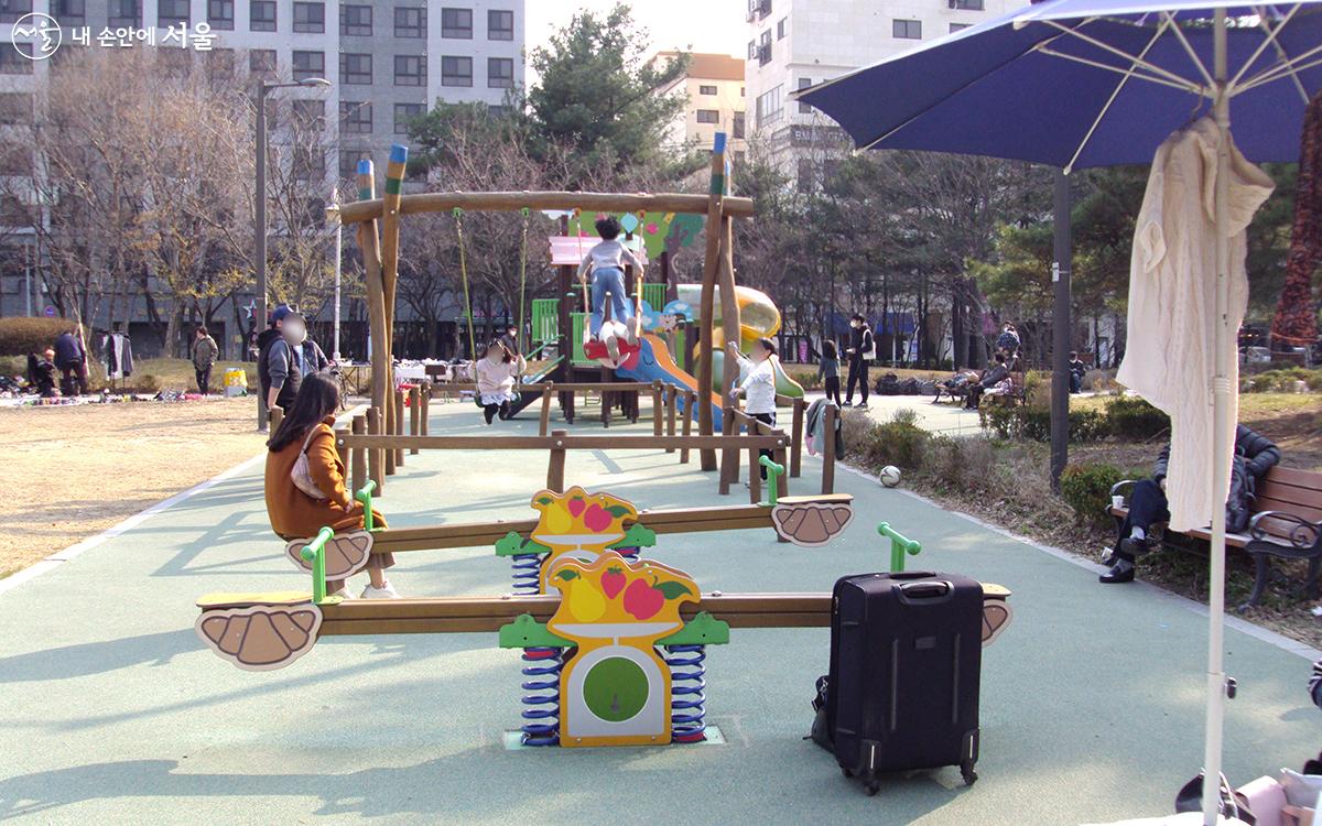 공원 가운데 놀이터에서 뛰노는 아이들 ©박혜진