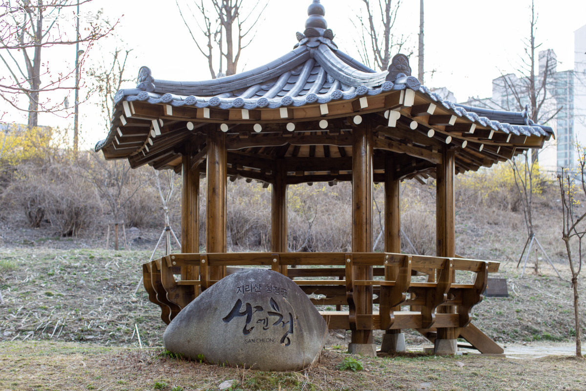 지리산 청정골 ‘산청’ 표지석과 산책하다 쉴 수 있는 정자가 있다. ©문청야