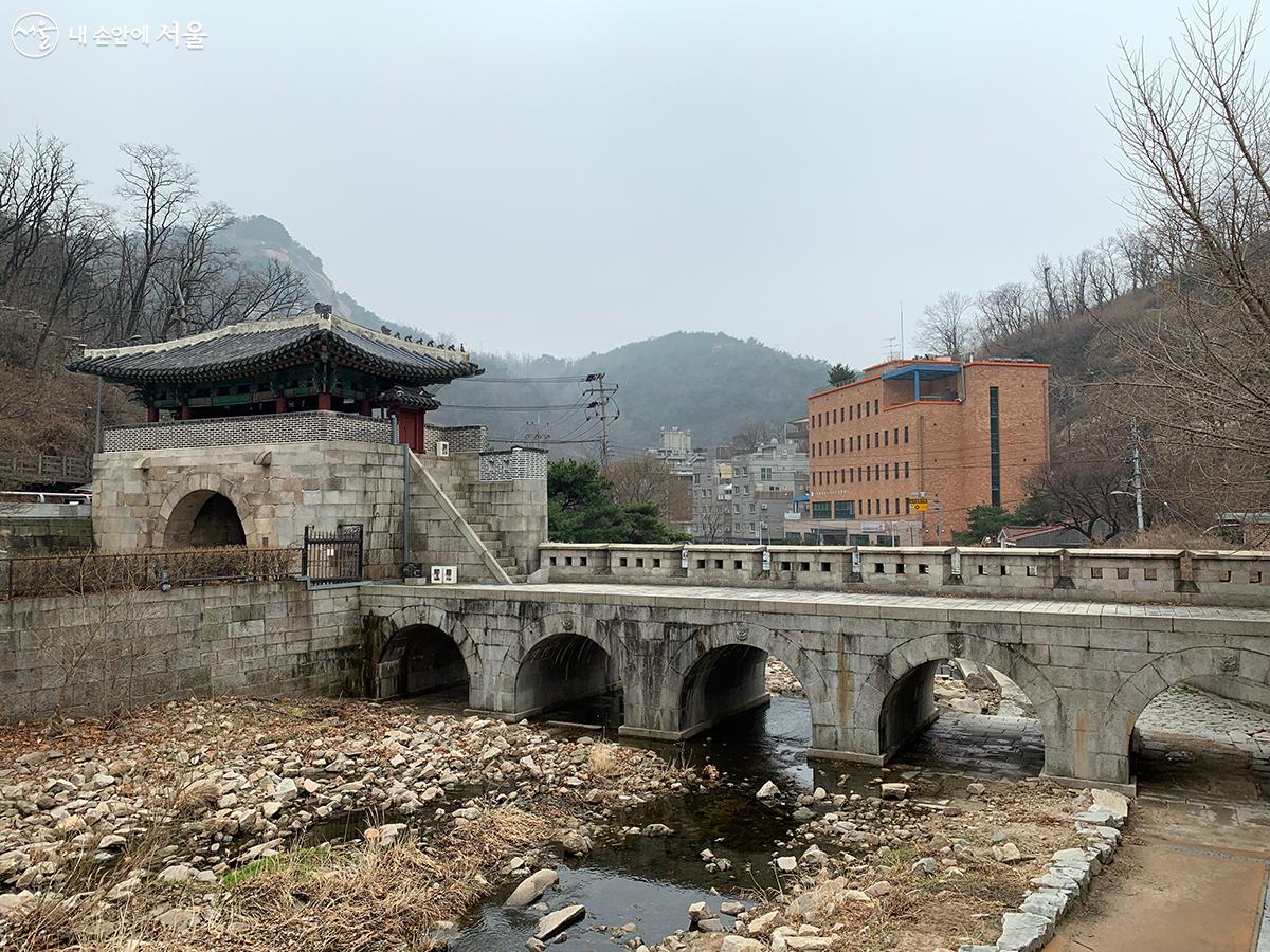 홍지문과 오간수대문. 오간수대문은 홍제천의 물을 흐르게 하는 시설이다 Ⓒ김수정