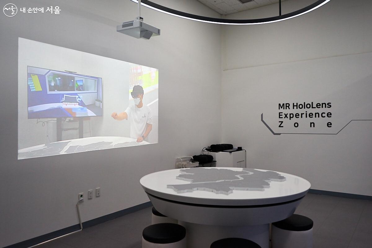 VR과 AR이 결합된 MR 홀로렌즈 기술을 이용해 3D 홀로그램 객체로 서울을 만들어보는 체험을 할 수 있는 MR 홀로렌즈 체험존 ⓒ이정규