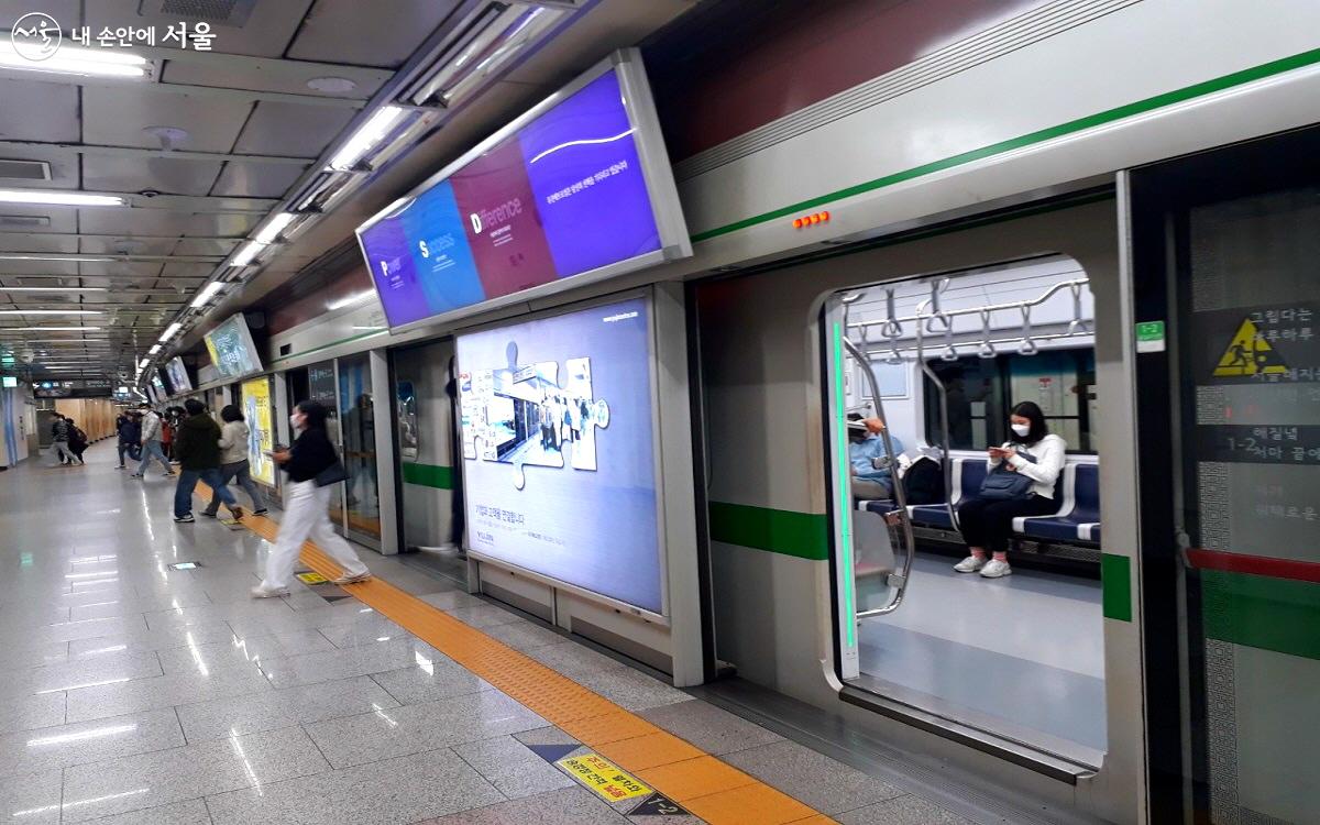 서울교통공사에 따르면 승무원의 감성 안내 방송이 가장 많이 칭찬 받은 민원이라고 한다. ©엄윤주