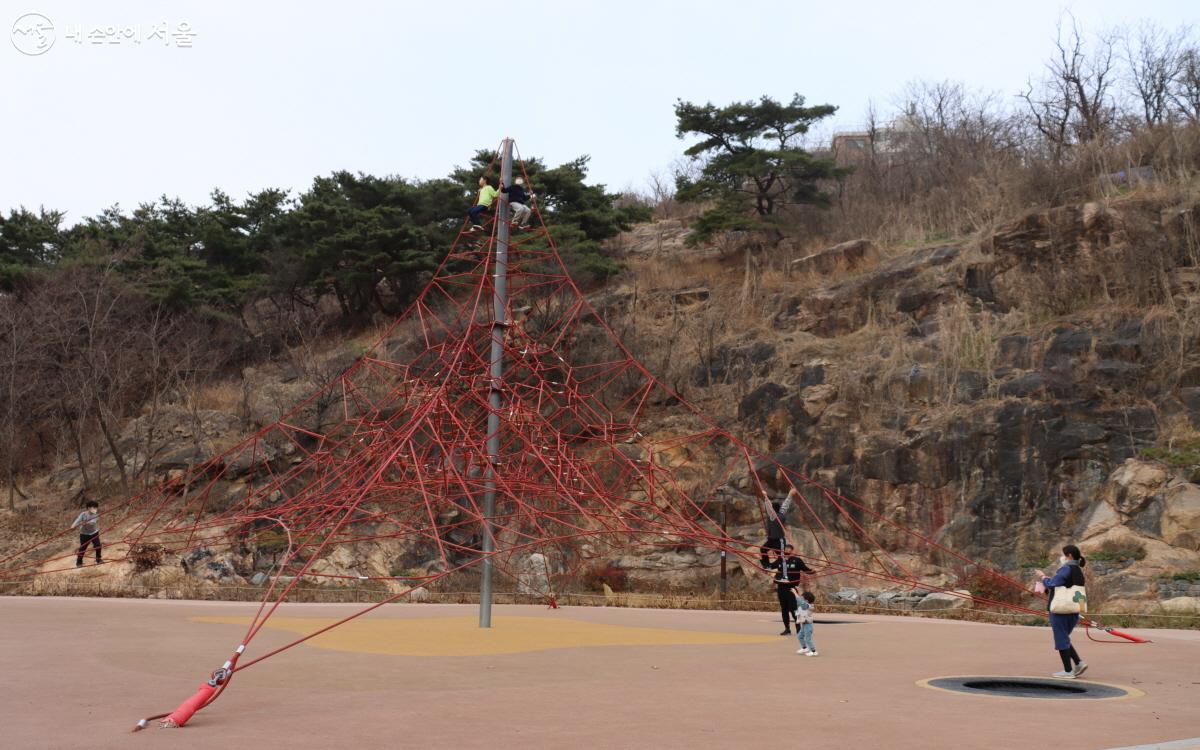 신기한 놀이터 2호 ‘야호야호 놀이터’에는 약 8m 높이인 스페이스 네트가 조성돼 있다. ⓒ심재혁