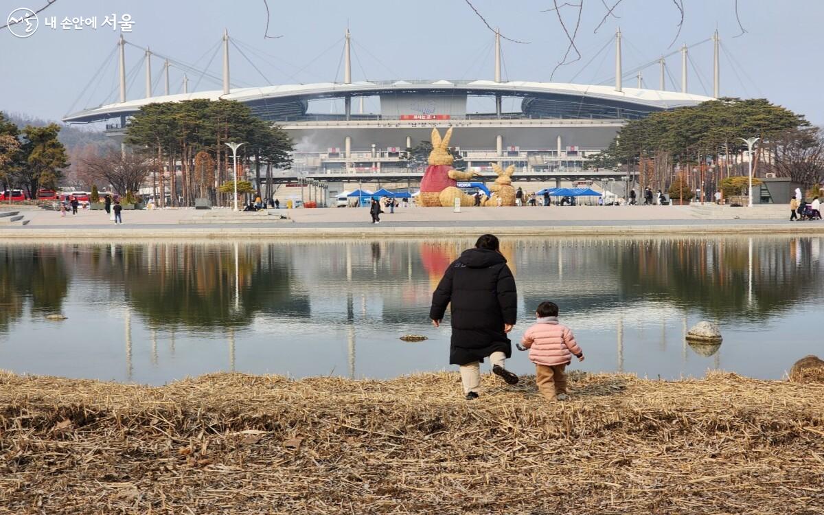 월드컵경기장 평화의공원 호수를 찾은 엄마와 아이의 모습 ⓒ양태석