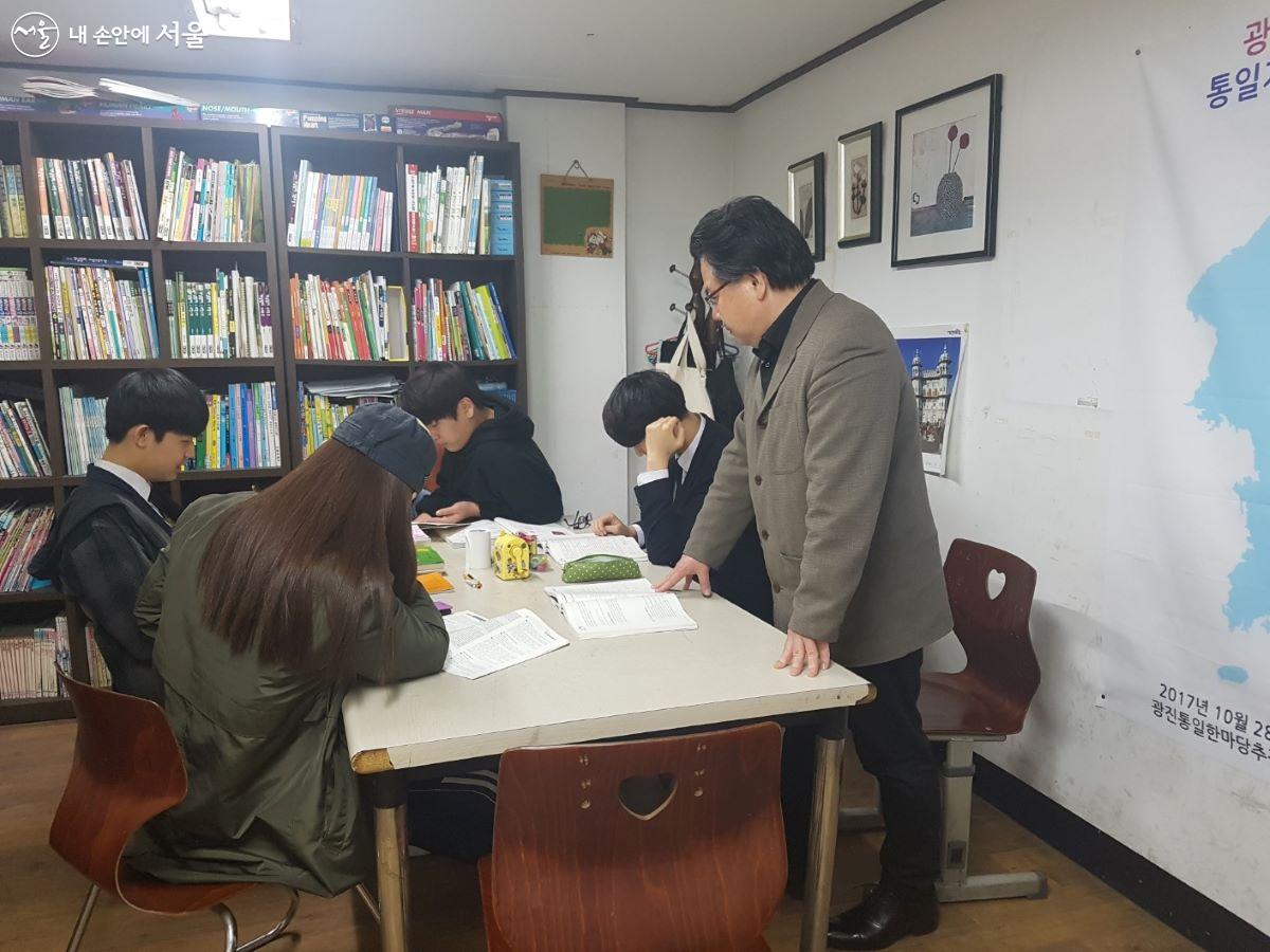 조웅 대표는 낮 동안 학원에 온 학교 밖 청소년들을 모아서 공부를 가르쳤다. ©조웅