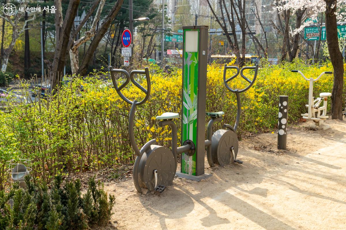 산책로 곳곳에 설치된 운동 기구 ⓒ이병문