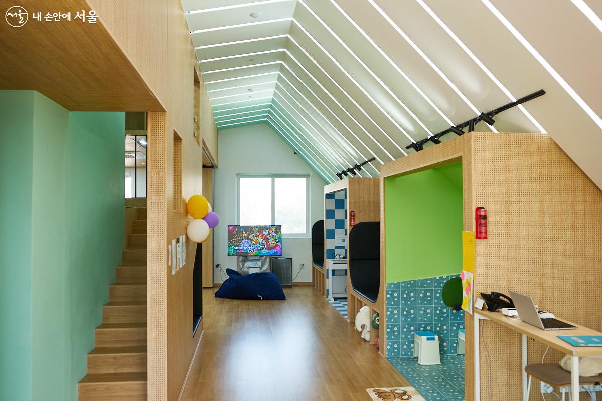 아기자기한 실내 디자인과 화사한 조명이 돋보이는 ‘네모’의 실내 공간 ⓒ이정규