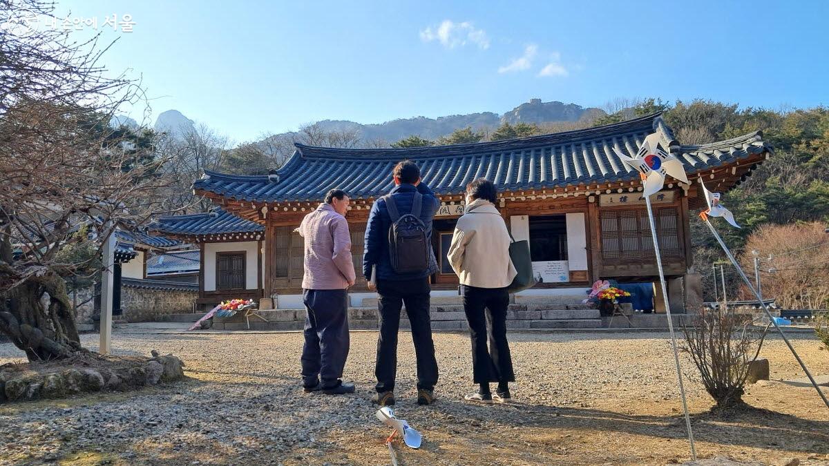 봉황각 관계자가 시민들에게 손병희 선생과 관련한 이야기를 전해주고 있다. ⓒ이선미