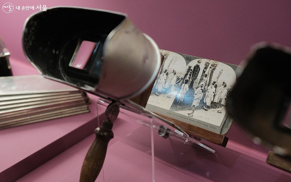 입체경(20세기 초, 사진을 입체적으로 보기 위해 만들어진 장치)으로 사진을 감상해 보는 일은 또 다른 묘미다. ⓒ김아름