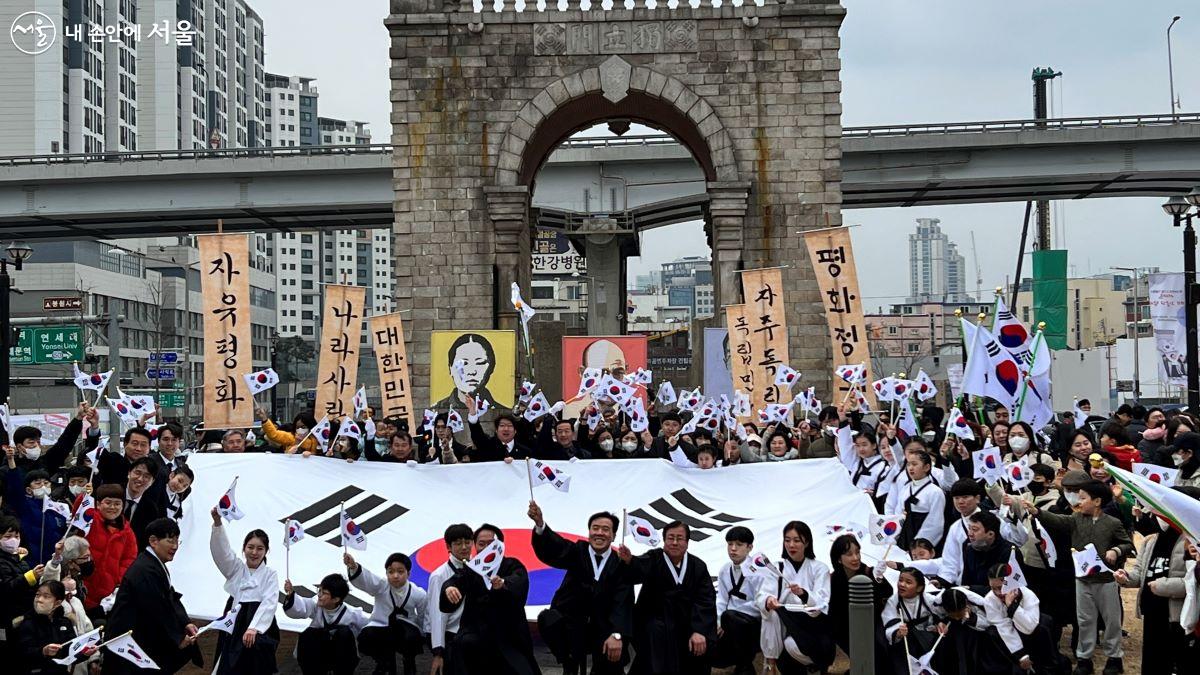 독립문문화공원 곳곳에서 1919년 그날의 함성으로 ‘대한 독립 만세!’ 가 또 한 번 크게 울려 퍼졌다 ⓒ이준엽