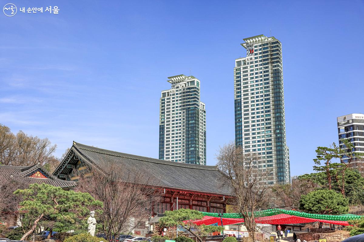 서울 도심에 위치한 봉은사 전경. 고층 빌딩과 전통 사찰이 어우러져 이색적인 풍경을 만들어낸다. ©박우영