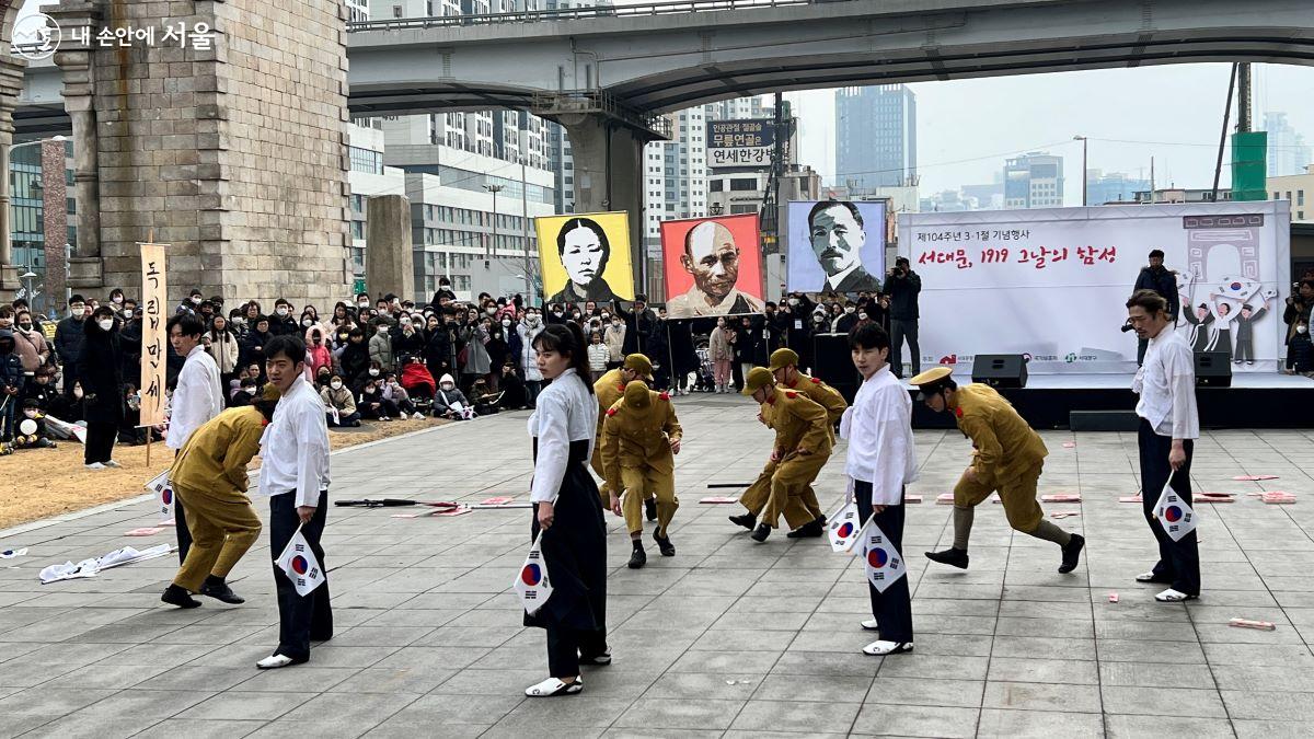 독립운동을 주제로 태권도 시범단의 공연이 독립공원 마당에서 펼쳐지고 있다. ⓒ이준엽