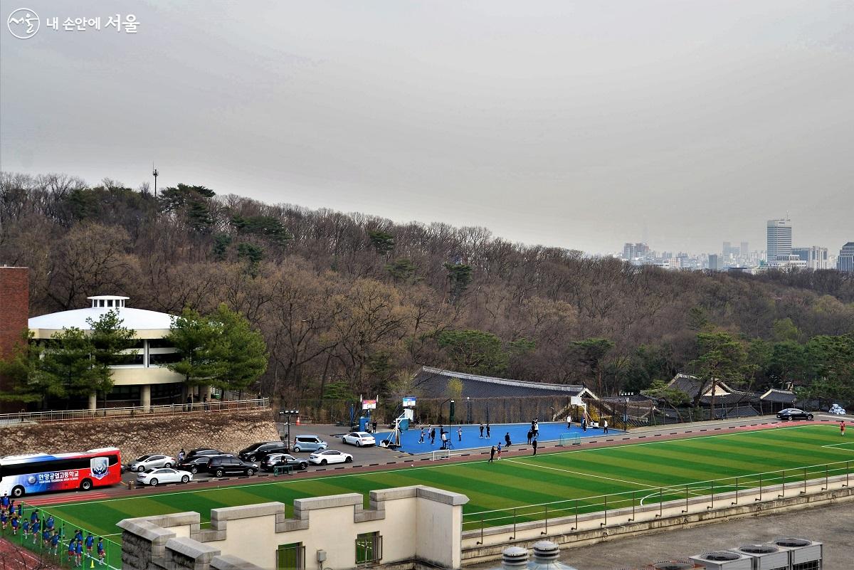 중앙고등학교는 '한국도서관의 아버지' 박봉석과 일본과 조선을 넘나들며 사서로 일한 남창 손진태의 모교다. ©이봉덕