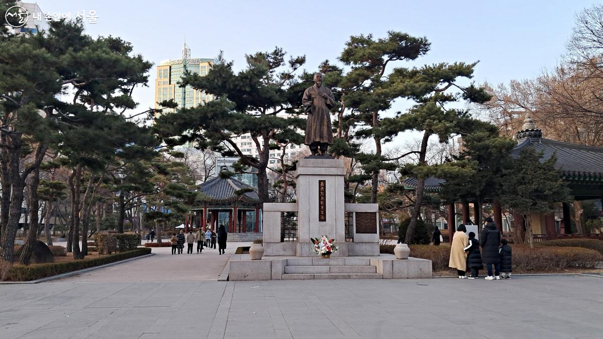 시민들이 손병희 선생 동상 안내문을 들여다보고 있다. ⓒ이선미