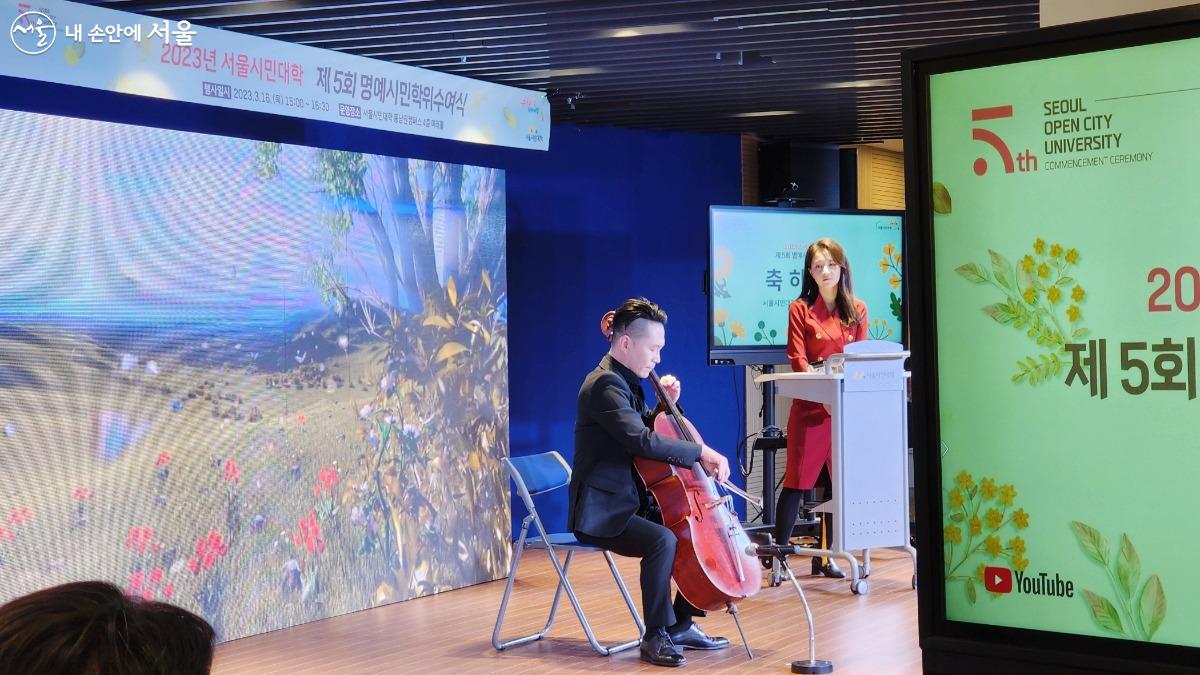 첼리스트 박장근 교수의 축하 연주 ©김은주