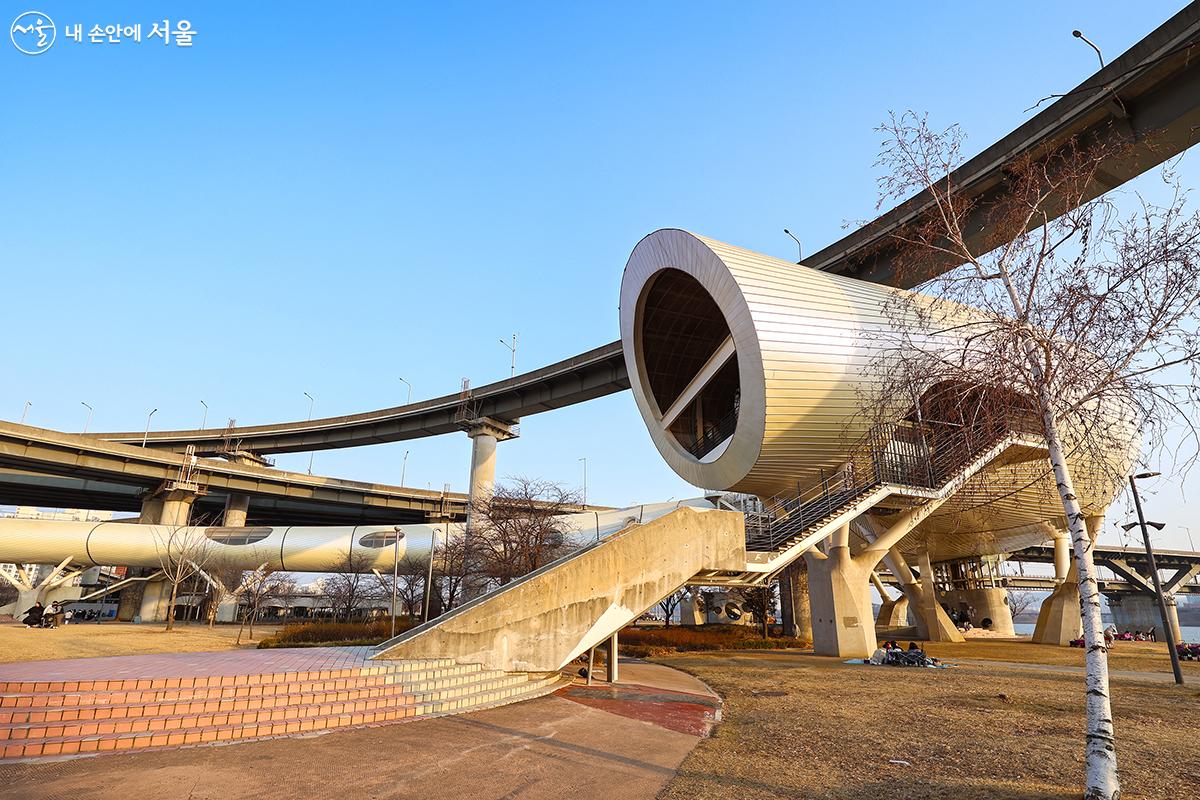 뚝섬 한강공원에 자리하고 있는 자벌레 모양의 긴 건축물 '서울생각마루' 출입구 ⓒ김주연