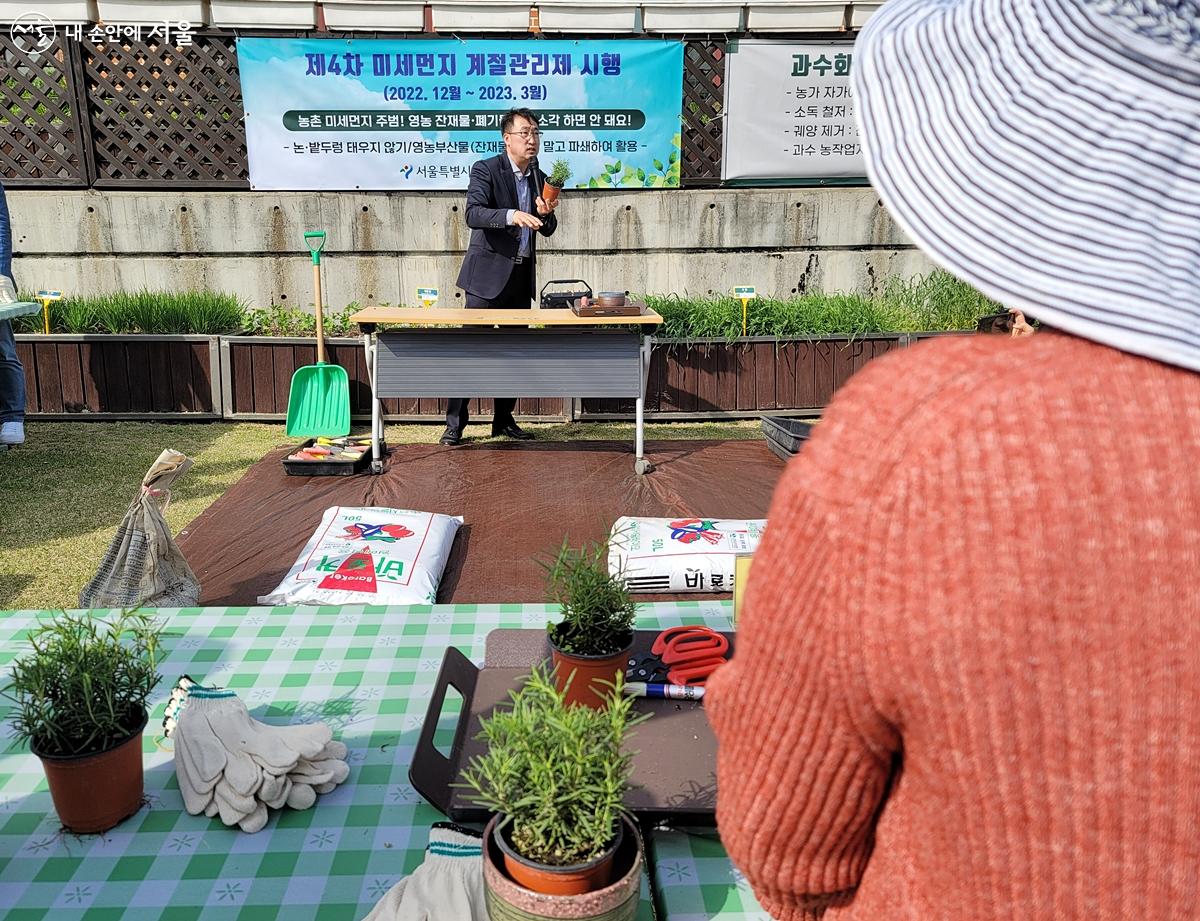 개원 행사에 참여한 시민들이 분갈이를 해보고 있다. ⓒ김윤경