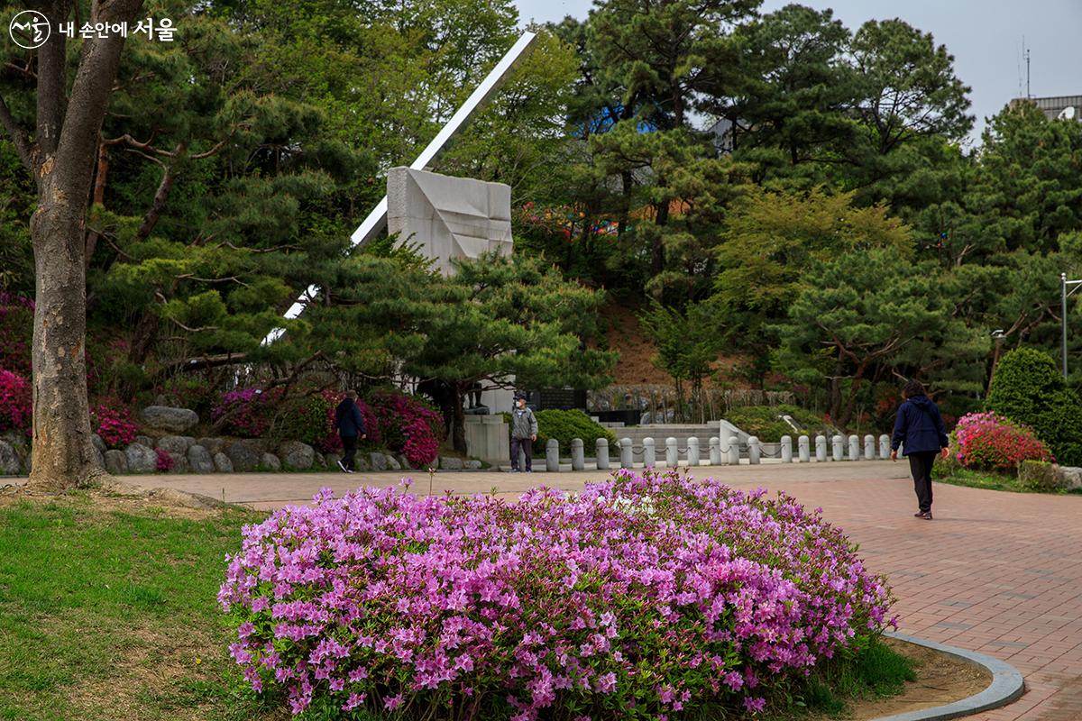 보라매공원에 핀 철쭉과 공원을 이용하는 시민들의 모습 ©유서경