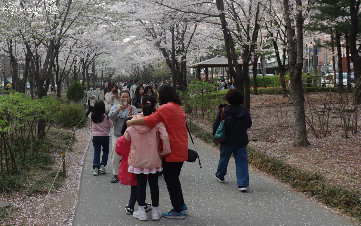 경의선 숲길은 차량이나 자전거, 전동킥보드가 진입할 수 없어서 더 걷기 좋았다. ⓒ심재혁