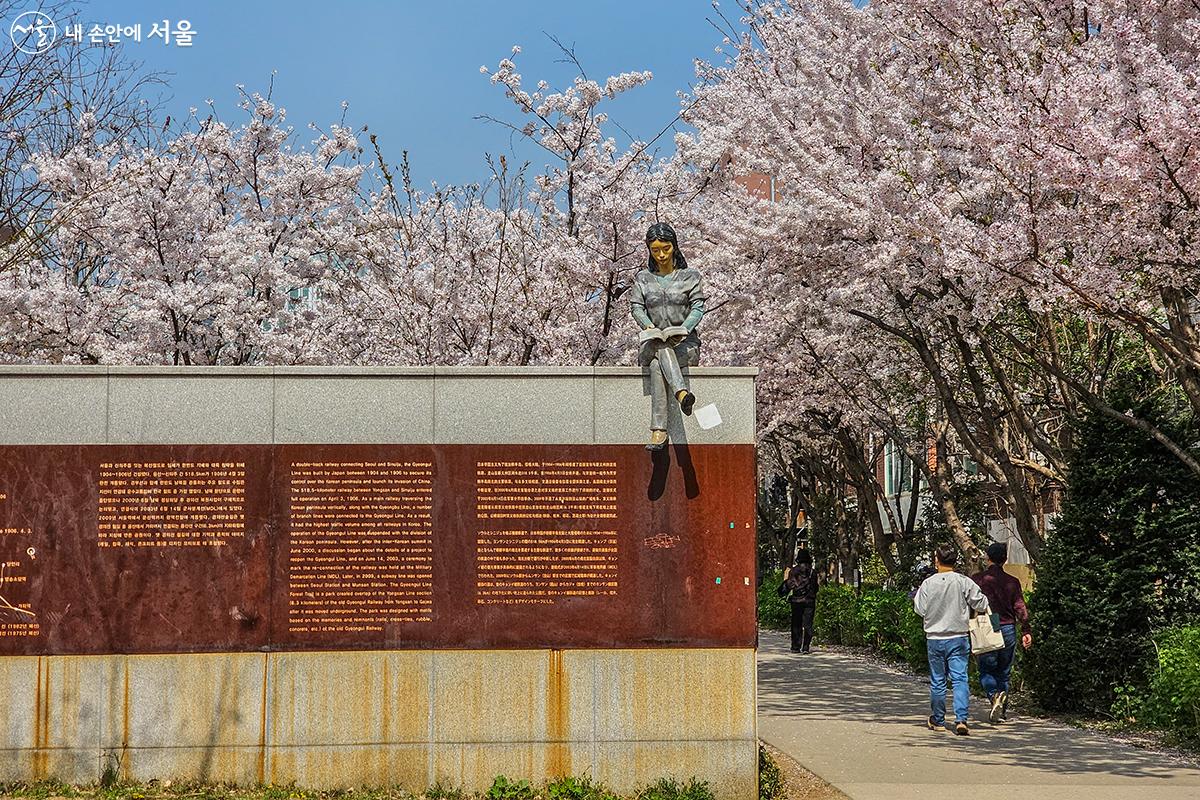 경의선숲길에 놓인 조형물과 함께 벚꽃길을 산책하는 분들 ⓒ유서경