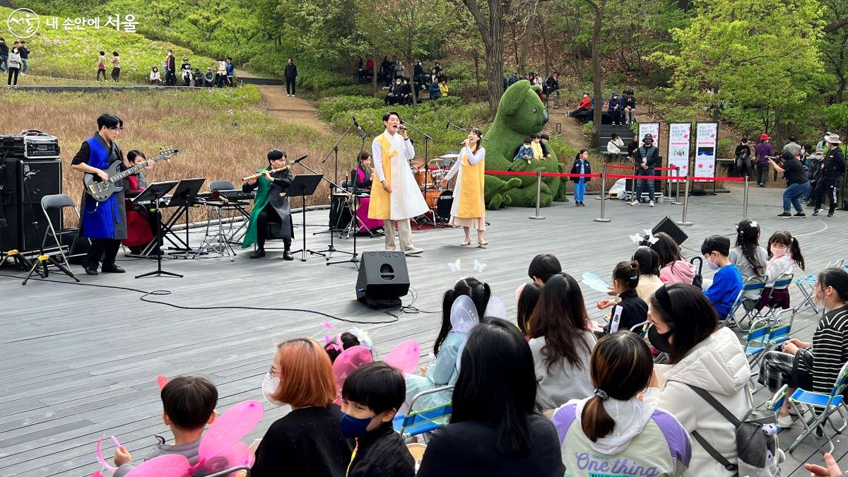 나비 날개옷을 입은 아이들이 ‘국팝콘서트’ 공연을 신나게 관람하고 있다. ⓒ이준엽