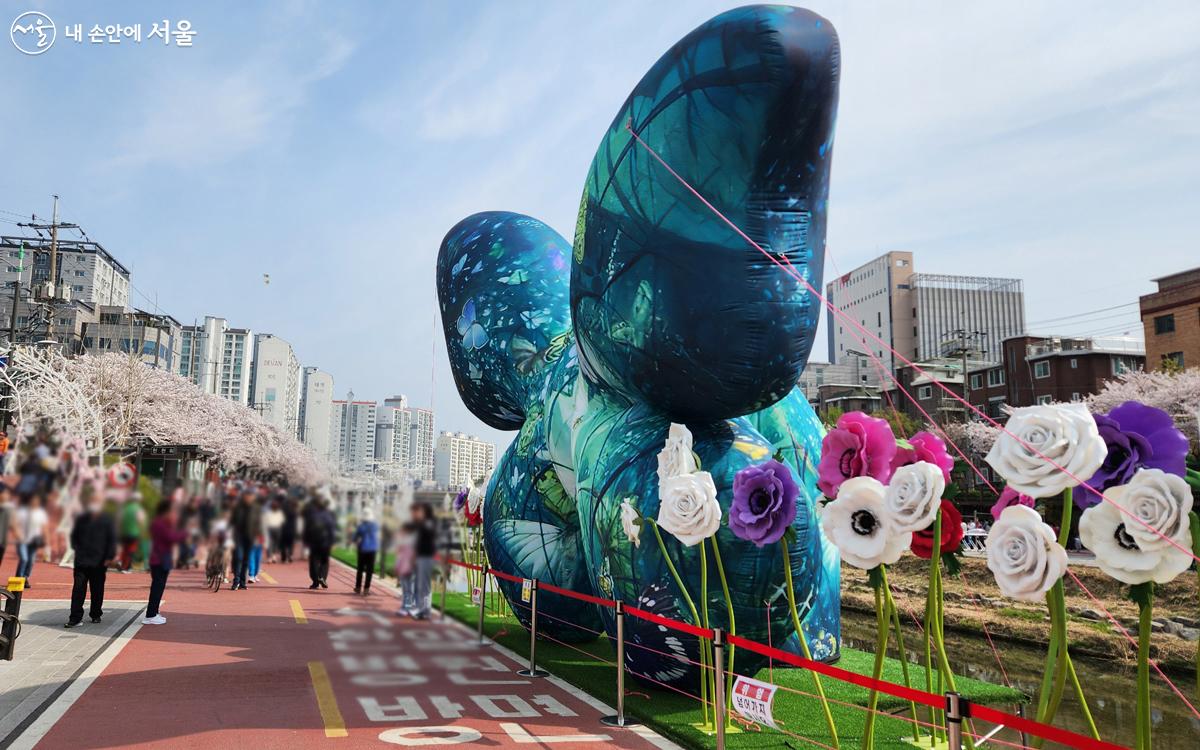 저녁이 되면 아름다운 풍경을 볼 수 있는 다양한 LED 작품들 ©김미선