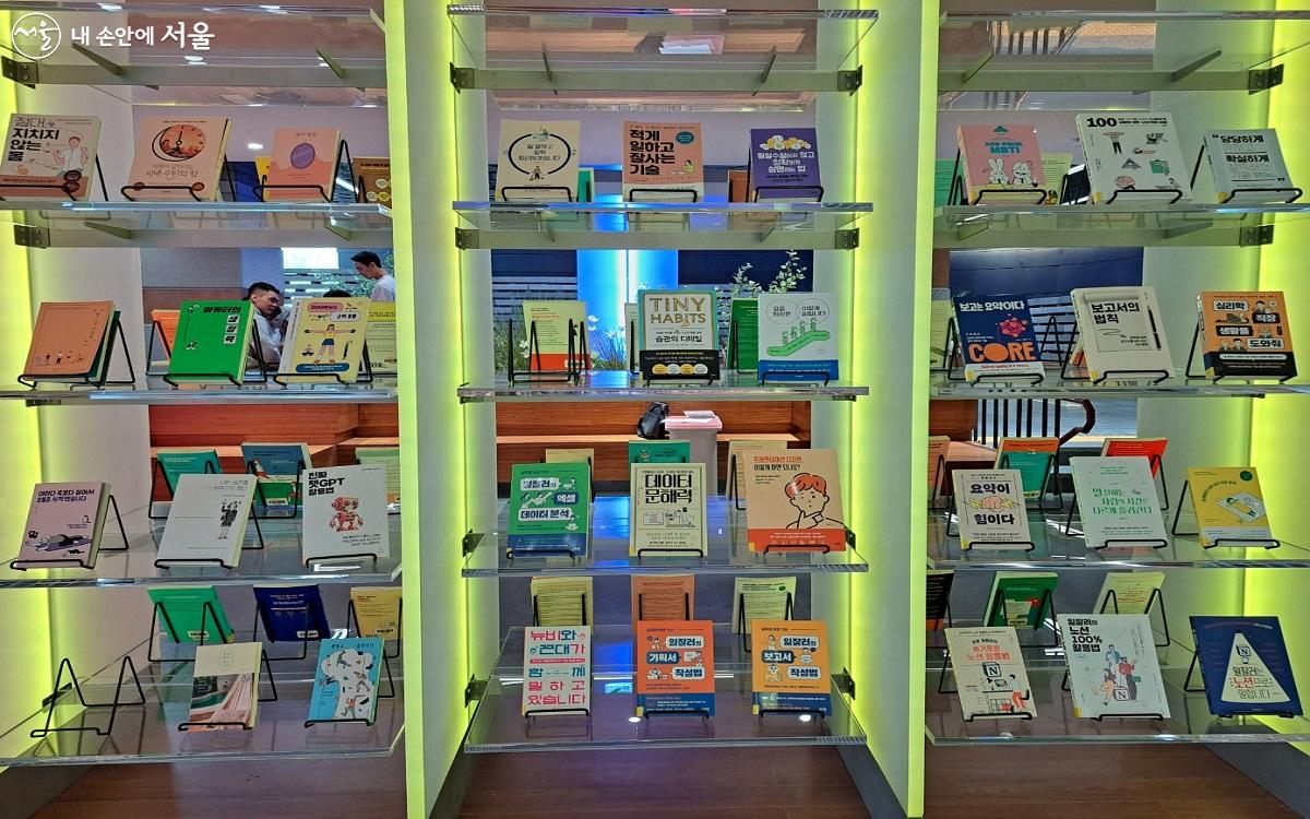 광화문 책마당에 책을 비치해 놓고 시민들이 선택해서 책을 열람할 수 있다. ©홍지영